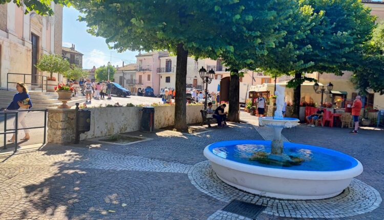 FONTANA GIARDINI PUBBLICI ANGOLO CHIESA JENNE