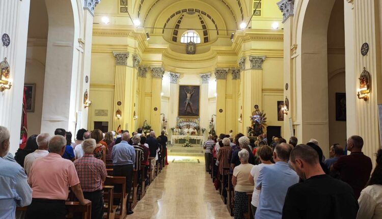 interno chiesa sant’andrea apostolo con fedeli in piedi