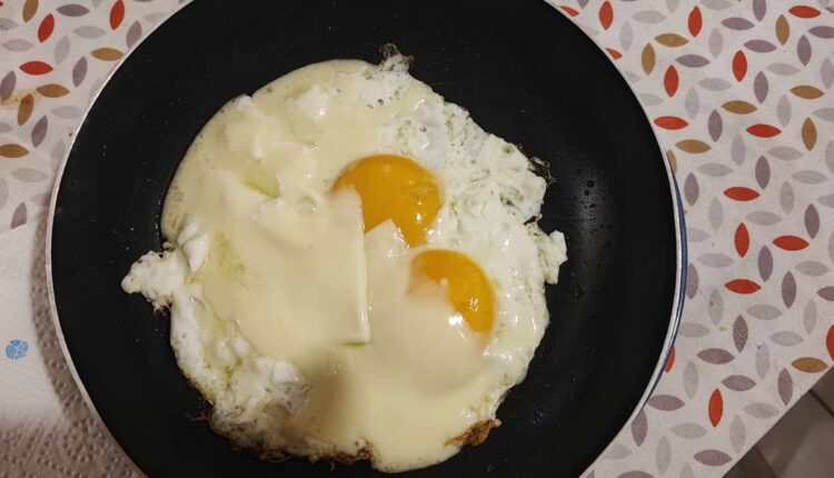 uovo tegamino con fontina uova