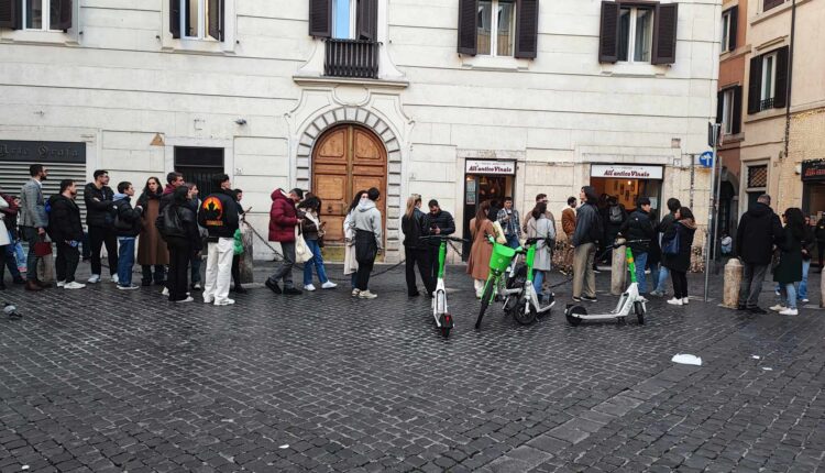 ragazzi in fila a roma per antico vinaio