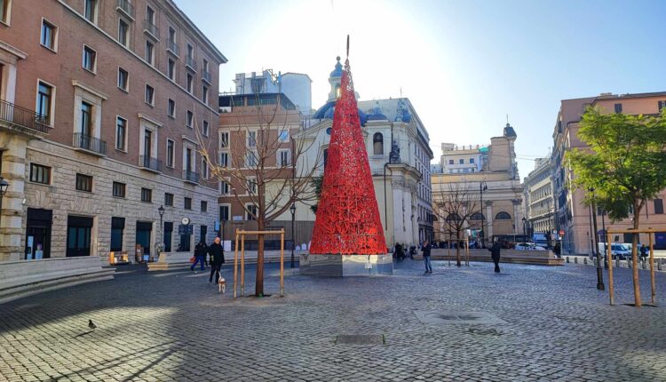 roma piazza san silvestro dicembre 2023